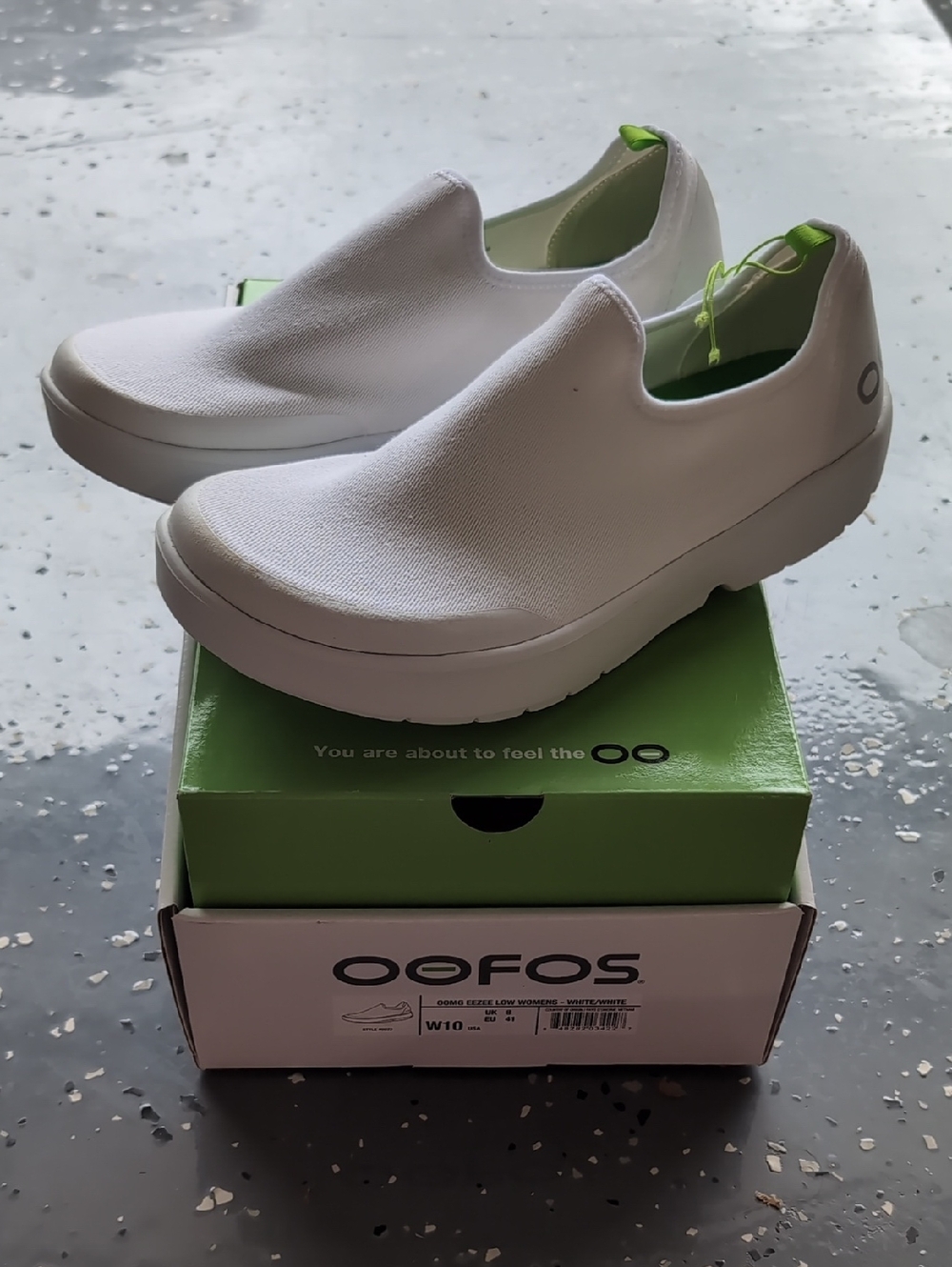 OOFOS Women's Size 10 White Slip-On Sneakers